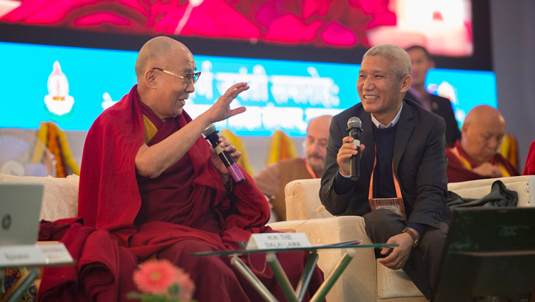 Его Святейшество Далай-лама делает комментарии к одному из докладов на конференции по вопросам ума в индийских философских школах мысли и современной науке в Институте высшей тибетологии в Сарнатхе. Фото: Лобсанг Церинг
