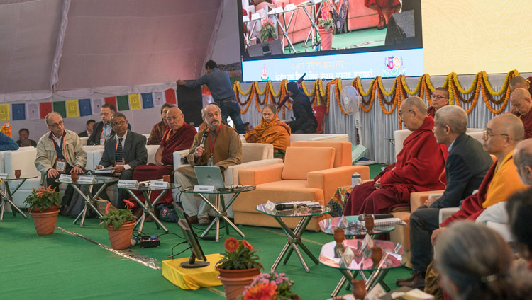 Джей Гарфилд открывает второй день конференции по вопросам ума в индийских философских школах мысли и современной науке, организованной в Центральном институте высшей тибетологии. Фото: Лобсанг Церинг.