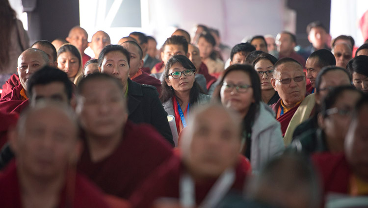 Участники конференции по вопросам ума в индийских философских школах мысли и современной науке слушают комментарии Его Святейшества Далай-ламы. Фото: Лобсанг Церинг.
