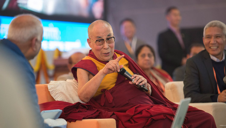 Его Святейшество Далай-лама комментирует доклады, прозвучавшие в ходе второго дня конференции по вопросам ума в индийских философских школах мысли и современной науке, организованной в Центральном институте высшей тибетологии. Фото: Лобсанг Церинг.