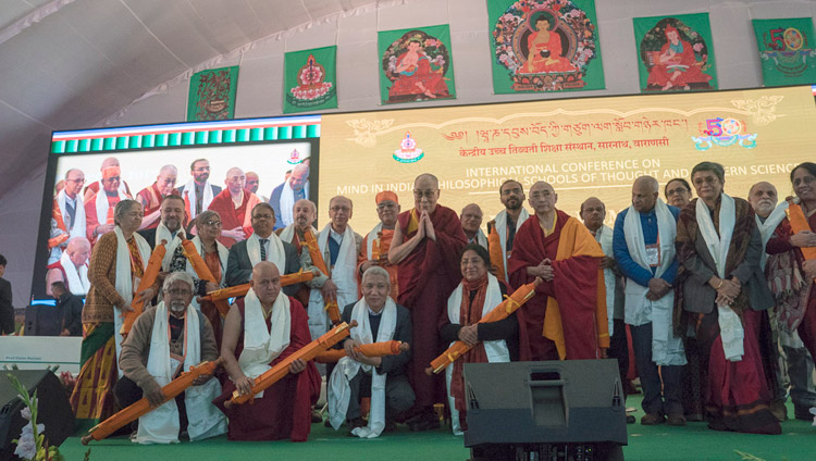 Его Святейшество Далай-лама фотографируется с докладчиками и организаторами конференции по вопросам ума в индийских философских школах мысли и современной науке. Фото: Лобсанг Церинг.