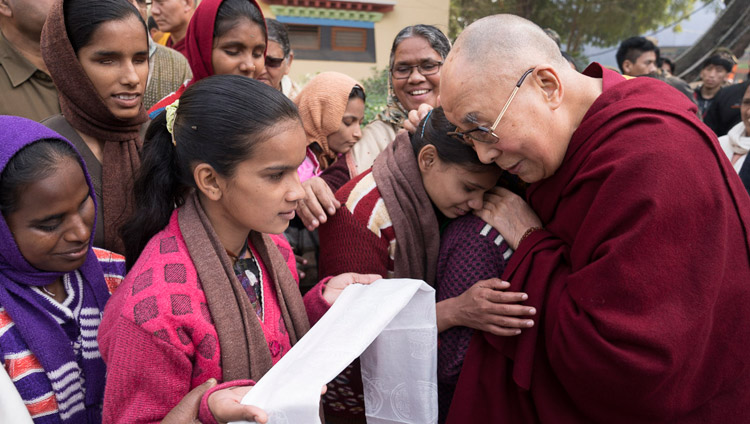 Его Святейшество Далай-лама встречается с группой слепых и полуслепых женщин и девочек из близлежащей школы Дживан Джоти по завершении конференции по вопросам ума в индийских философских школах мысли и современной науке. Фото: Лобсанг Церинг.