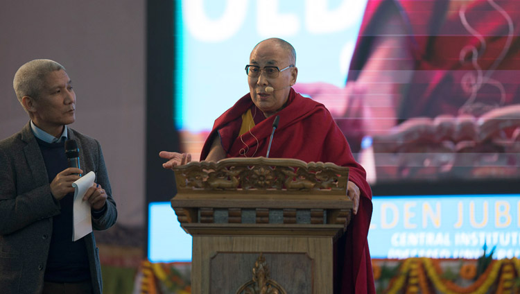 Его Святейшество Далай-лама выступает с обращением во время празднования золотого юбилея Центрального института высшей тибетологии. Сарнатх, Варанаси, Индия. 1 января 2018 г. Фото: Тензин Пунцок.