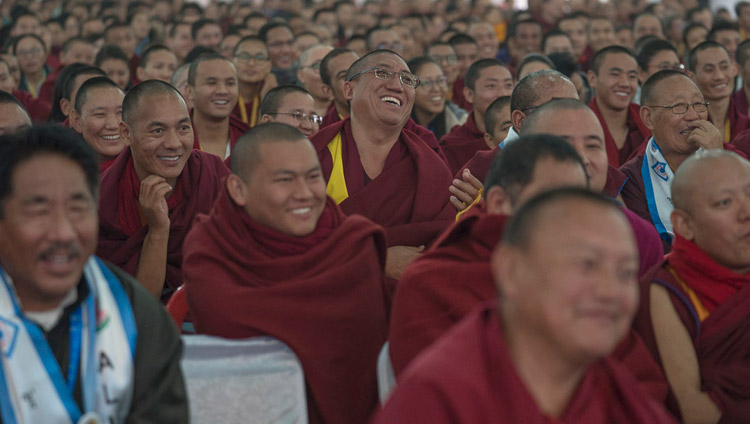 Гости на церемонии празднования золотого юбилея Центрального института высшей тибетологии слушают обращение Его Святейшества Далай-ламы. Сарнатх, Варанаси, Индия. 1 января 2018 г. Фото: Тензин Пунцок.