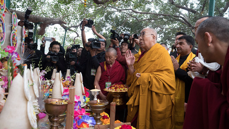 Его Святейшество Далай-лама молится у изображения Будды по прибытии в храм Махабодхи. Фото: Тензин Чойджор.