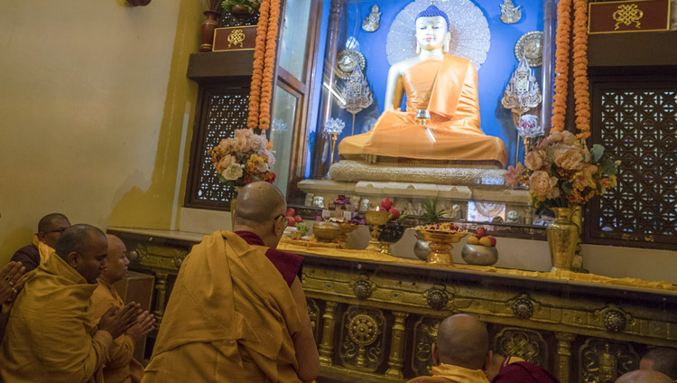 Его Святейшество Далай-лама возглавляет молебен у статуи Будды в храме Махабодхи. Фото: Тензин Чойджор.
