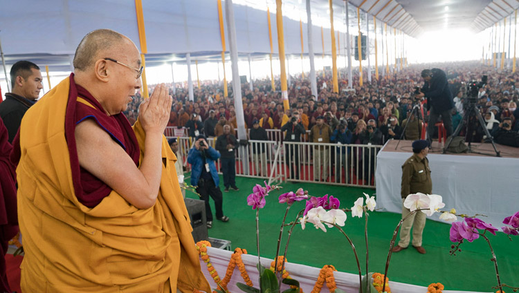 Его Святейшество Далай-лама приветствует более 50 000 верующих, собравшихся на площадке для проведения учений «Калачакра Майдан». Фото: Лобсанг Церинг.