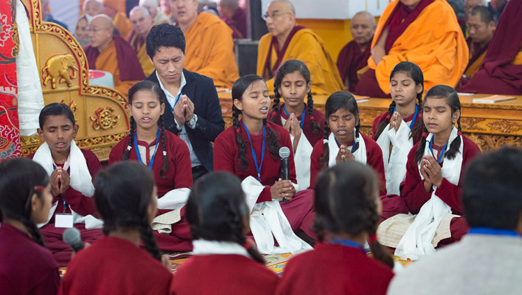 Группа школьников читает Сутру сердца на санскрите перед началом учений Его Святейшества Далай-ламы. Фото: Лобсанг Церинг.