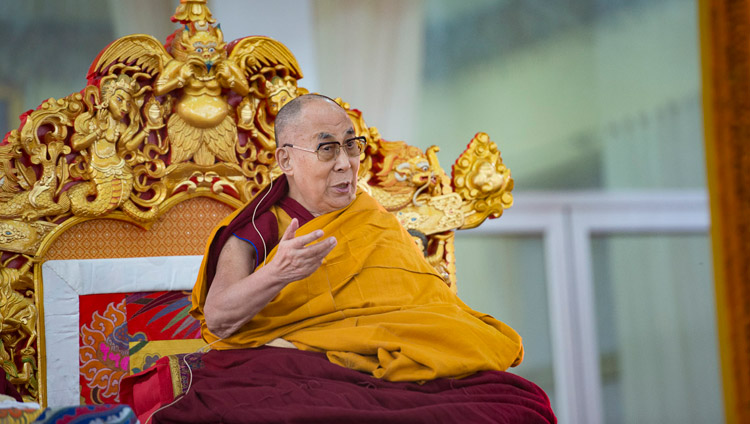 Его Святейшество Далай-лама дарует учения по «Сутре колеса учения» и сутре «Ростки риса». Фото: Лобсанг Церинг.