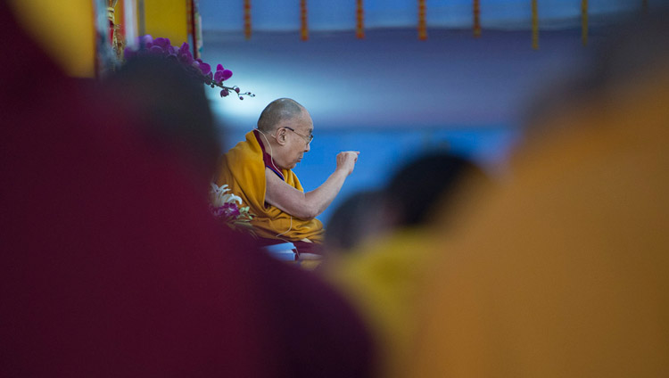 Его Святейшество Далай-лама во время первого дня учений по «Сутре колеса учения» и сутре «Ростки риса». Фото: Лобсанг Церинг.