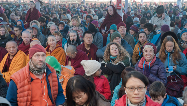 Верующие, прибывшие из разных стран, слушают учения Его Святейшества Далай-ламы по «Сутре колеса учения» и сутре «Ростки риса». Фото: Лобсанг Церинг.