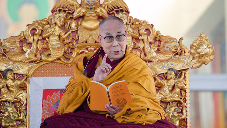 Его Святейшество Далай-лама дает комментарии к тексту в ходе первого дня учений по «Сутре колеса учения» и сутре «Ростки риса». Фото: Лобсанг Церинг.
