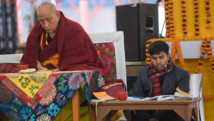 Переводчик на хинди во время второго дня учений Его Святейшества Далай-ламы по «Сутре колеса учения» и сутре «Ростки риса». Фото: Лобсанг Церинг.