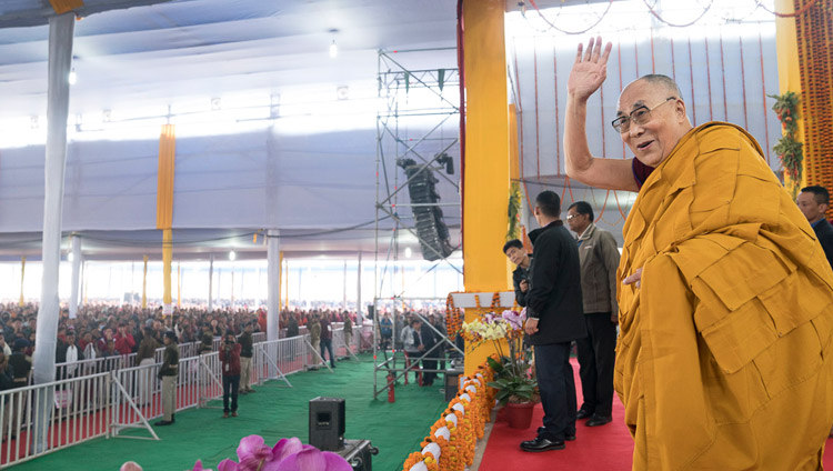 Его Святейшество Далай-лама приветствует верующих по прибытии на площадку для проведения учений «Калачакра Майдан». Фото: Лобсанг Церинг.