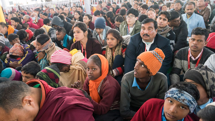 Верующие во время третьего дня учений Его Святейшества Далай-ламы по «Сутре колеса учения» и сутре «Ростки риса». Фото: Лобсанг Церинг.
