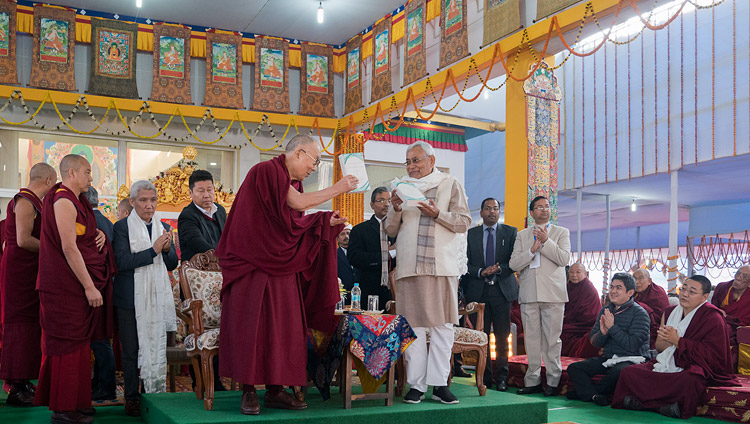 Его Святейшество Далай-лама и главный министр штата Бихар Шри Нитиш Кумар представляют первый том серии «Наука и философия в индийской буддийской классике» под названием «Физический мир». Фото: Лобсанг Церинг.