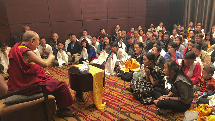 Его Святейшество Далай-лама дарует наставления тибетцам из местного тибетского сообщества. Фото: Тензин Такла.