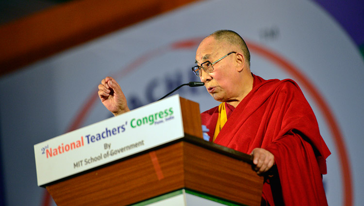 Его Святейшество Далай-лама выступает с обращением на церемонии открытия Второго национального конгресса учителей в Технологическом институте Махараштры. Фото: Лобсанг Церинг.