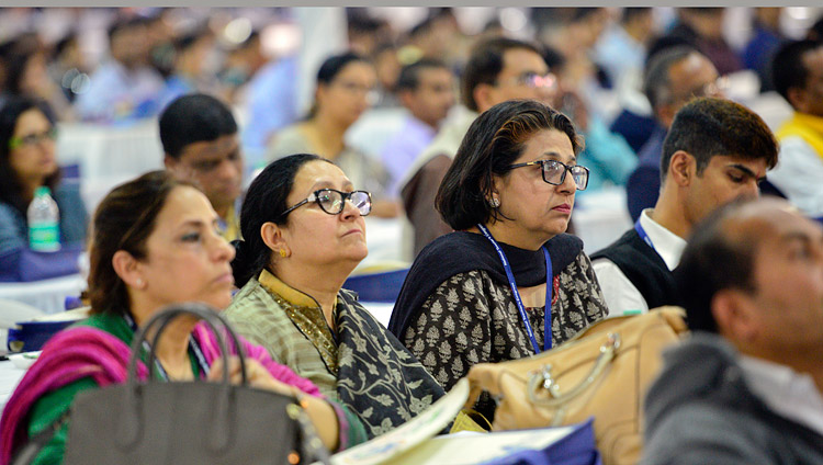 Гости церемонии открытия Второго национального конгресса учителей в Технологическом институте Махараштры слушают обращение Его Святейшества Далай-ламы. Фото: Лобсанг Церинг.
