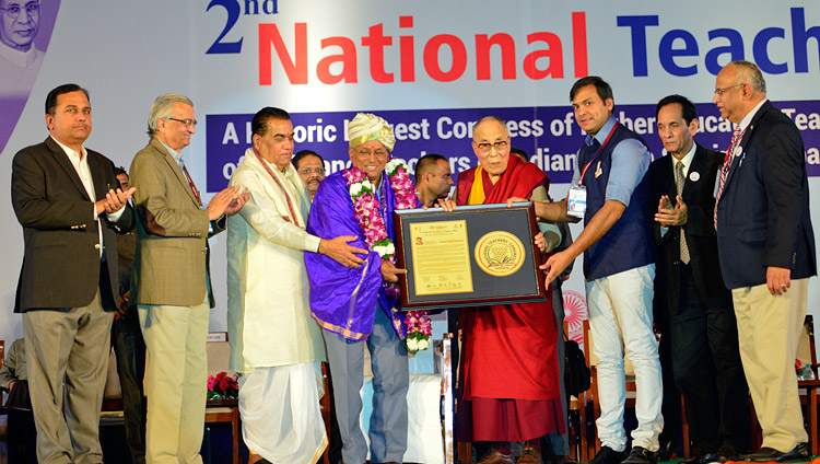 Его Святейшество Далай-лама вручает лауреатам награду «Дживан Гаурав Пураскар» во время церемонии открытия Второго национального конгресса учителей. Фото: Лобсанг Церинг.