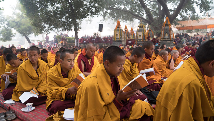Монахи возносят молитвы у ступы Махабодхи, приуроченные к пятнадцатой годовщине со дня смерти кхенпо Джигме Пхунцока. Фото: Тензин Чойджор.