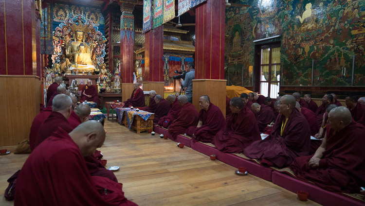 Его Святейшество Далай-лама, настоятели и учителя школы гелуг беседуют об улучшении образования в монастырях-университетах школы гелуг во время встречи в тибетском храме. Фото: Тензин Чойджор.