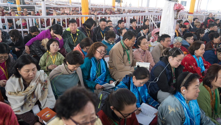 Буддисты из Монголии во время учений Его Святейшества Далай-ламы, на которые собралось более 30 000 верующих. Фото: Лобсанг Церинг.