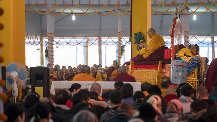 Его Святейшество Далай-лама дарует учения по «Комментарию по бодхичитте». Фото: Лобсанг Церинг.