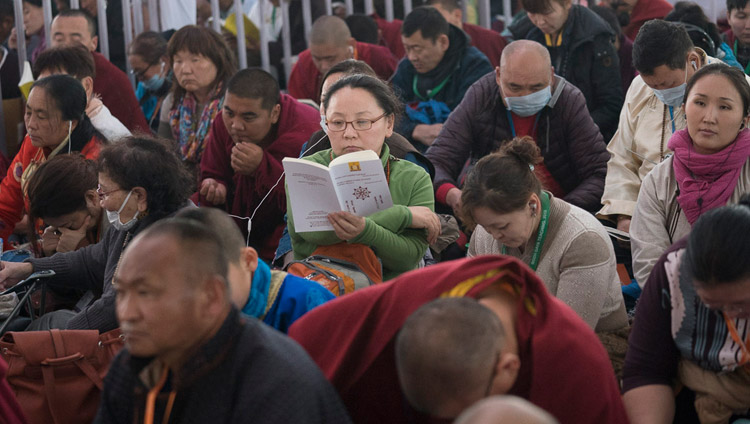 Некоторые из более чем 30 000 верующих во время первого дня учений Его Святейшества Далай-ламы. Фото: Лобсанг Церинг.