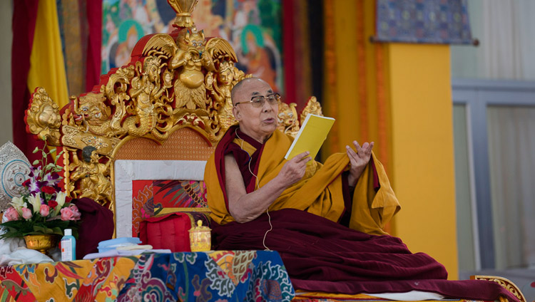 Его Святейшество Далай-лама читает текст во время первого дня учений на площадке «Калачакра Майдан». Фото: Лобсанг Церинг.
