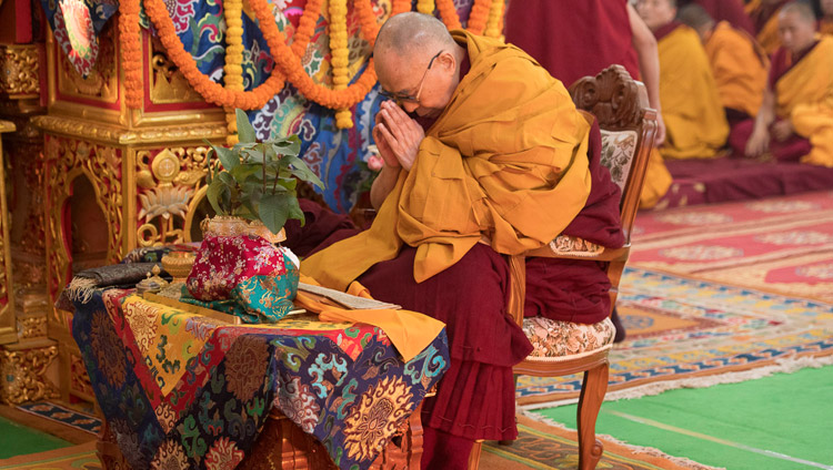 Его Святейшество Далай-лама проводит подготовительные церемонии для посвящения Авалокитешвары во время второго дня учений в Бодхгае. Фото: Мануэль Бауэр.
