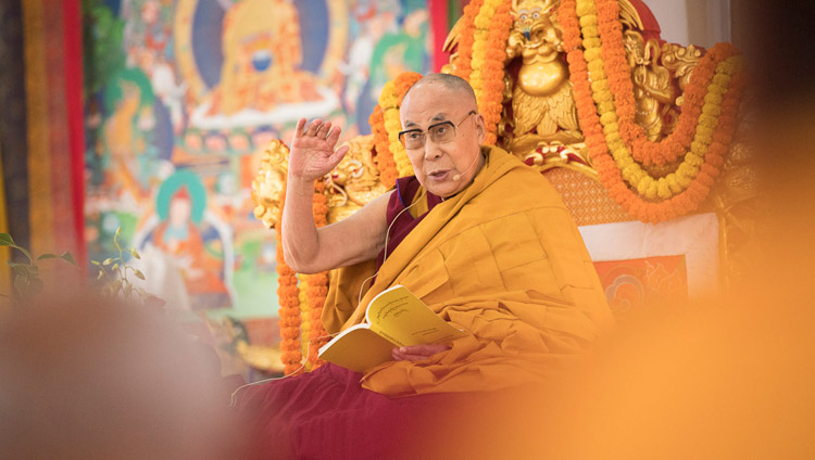 Его Святейшество Далай-лама дает комментарии к тексту во время второго дня учений в Бодхгае. Фото: Мануэль Бауэр.