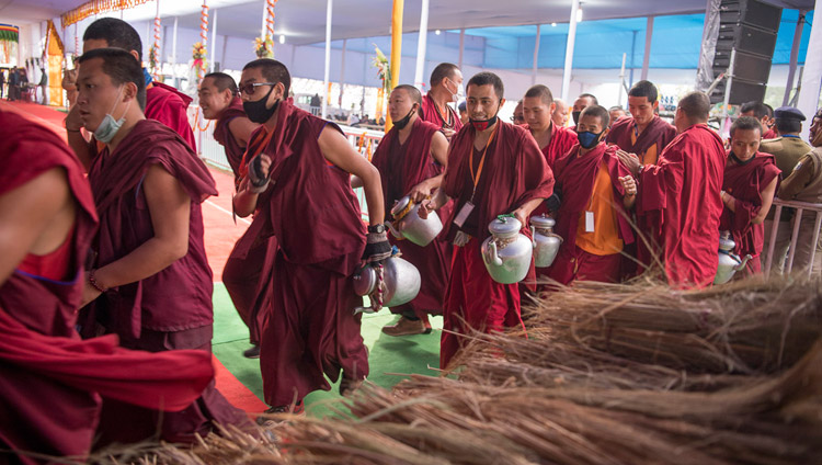 Волонтеры спешат угостить чаем более 30 000 верующих, собравшихся на учения Его Святейшества Далай-ламы. Фото: Мануэль Бауэр.