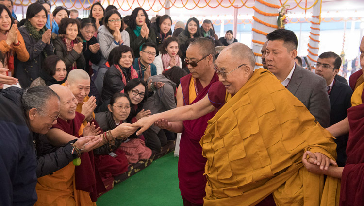 Его Святейшество Далай-лама приветствует верующих по прибытии на площадку для проведения учений «Калачакра Майдан». Фото: Мануэль Бауэр.