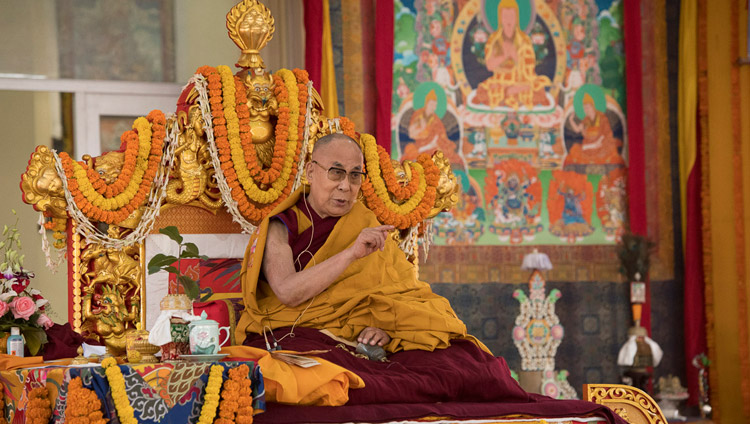 Его Святейшество Далай-лама обращается к собравшимся перед началом посвящения Авалокитешвары. Фото: Мануэль Бауэр.