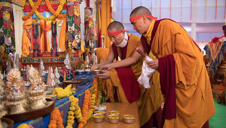 Монахи помогают Его Святейшеству Далай-ламе совершать ритуальные церемонии в ходе посвящения Авалокитешвары. Фото: Мануэль Бауэр.