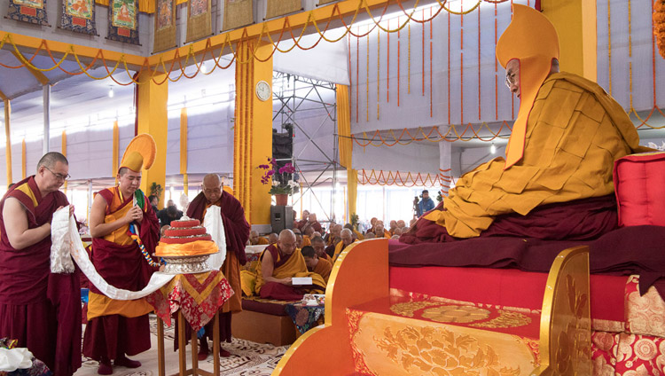Лама Джигин зачитывает грамоту в ходе подношения мандалы во время молебна о долгой жизни Его Святейшества Далай-ламы. Фото: Мануэль Бауэр.