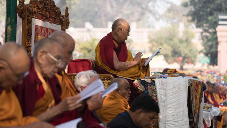 Его Святейшество Далай-лама принимает участие в молебне у дерева бодхи. Фото: Тензин Чойджор.