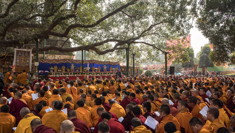 Монахи, принимающие участие в молитвенном собрании с Его Святейшеством Далай-ламой у дерева бодхи. Фото: Мануэль Бауэр.