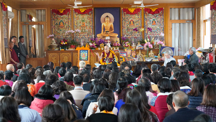 Его Святейшество Далай-лама беседует с более чем 170 вьетнамцами, представителями разных профессий, в тибетском монастыре. Фото: Тензин Чойджор.