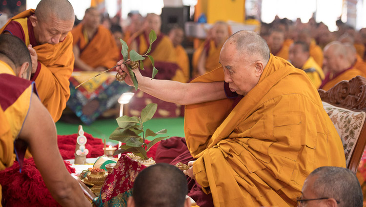 Его Святейшество Далай-лама выполняет ритуалы и медитации, необходимые для дарования посвящения Ямантаки 13-ти божеств. Фото: Мануэль Бауэр.