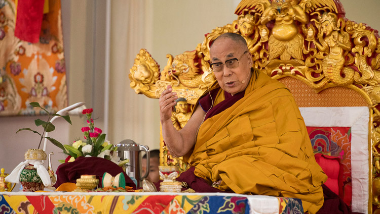 Его Святейшество Далай-лама обращается к собравшимся во время предварительных ритуалов, необходимых для дарования посвящения Ямантаки 13-ти божеств. Фото: Мануэль Бауэр.