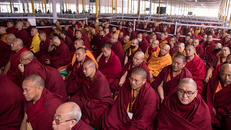 Монахи и монахини во время предварительных ритуалов, проводимых Его Святейшеством Далай-ламой для посвящения Ямантаки 13-ти божеств. Фото: Мануэль Бауэр.
