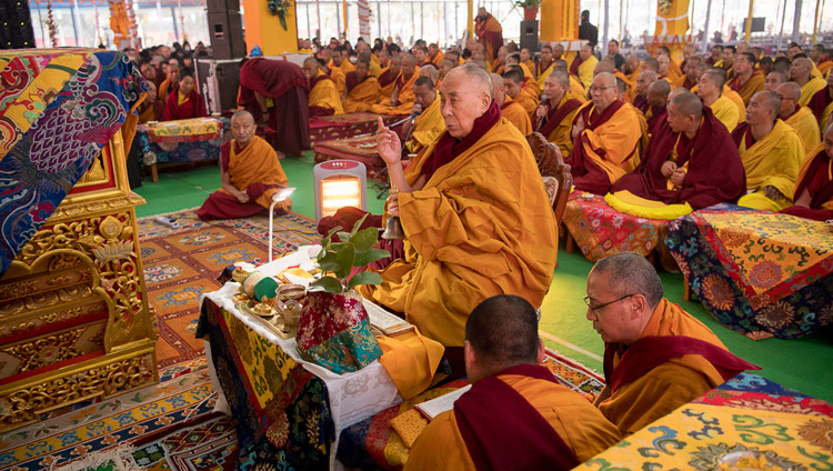 Его Святейшество Далай-лама проводит предварительные церемонии для посвящения Ямантаки 13-ти божеств. Фото: Мануэль Бауэр.