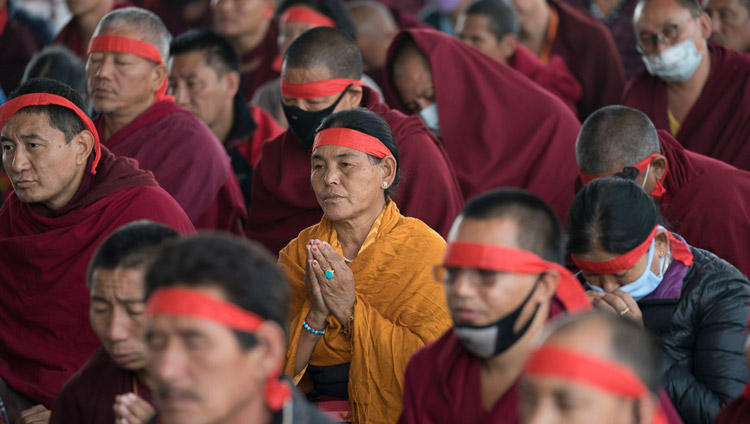 Верующие в красных ритуальных повязках во время посвящения одиночного Ямантаки, даруемого Его Святейшеством Далай-ламой. Фото: Лобсанг Церинг.