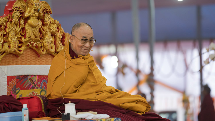 Его Святейшество Далай-лама во время первого дня учений по «Алмазной сутре».