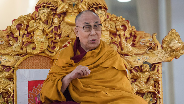 Его Святейшество Далай-лама во время второго дня учений по «Алмазной сутре».