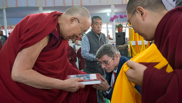 Валентино Джакомин преподносит свою новую книгу «Универсальная этика» Его Святейшеству Далай-ламе перед началом лекции, организованной по просьбе образовательного фонда «Проект Алиса». Фото: Лобсанг Церинг.