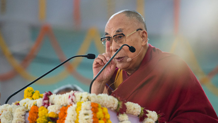 Его Святейшество Далай-лама читает лекцию о светской этике для школьников из Бихара. Фото: Лобсанг Церинг.