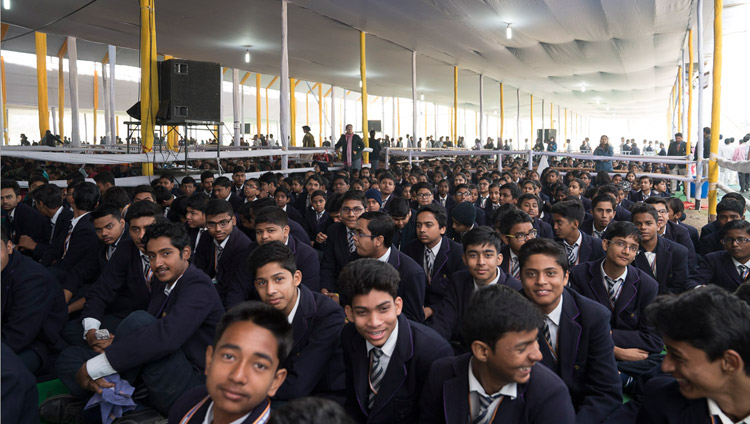 Некоторые из более чем 7 000 школьников из Бихара во время лекции Его Святейшества Далай-ламы. Фото: Лобсанг Церинг.
